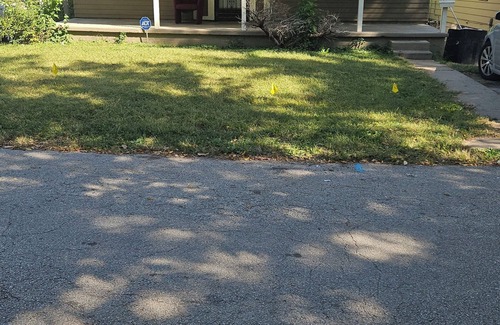 Kansas City Casa | Charming 2-bedroom bungalow house in brilliant Kansas City KS with AC, WiFi