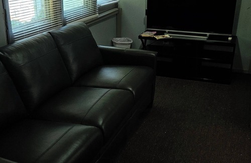 Kansas City Casa | Charming 2-bedroom bungalow house in brilliant Kansas City KS with AC, WiFi