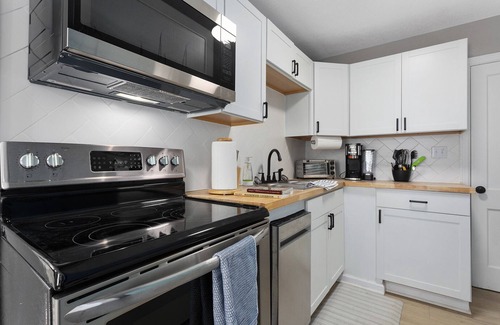 Rosedale Casa | Charming 2-bedroom house in Kansas City, minutes away from all major Hospitals