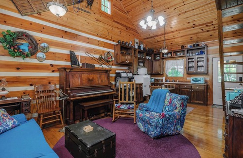McMinnville Cabina | Charming 2 Bedroom Cabin in Nature with Antique Furnishings, Fire Pit, and More!