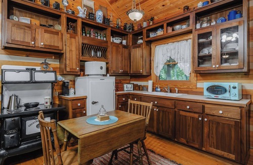McMinnville Cabina | Charming 2 Bedroom Cabin in Nature with Antique Furnishings, Fire Pit, and More!