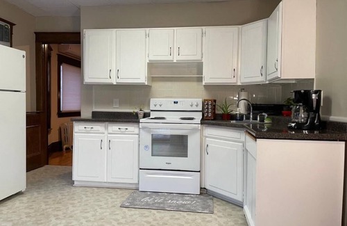 Longfellow Apartamento | Charming 2 Bedroom apartment with WiFi, AC, Parking in Central Minneapolis