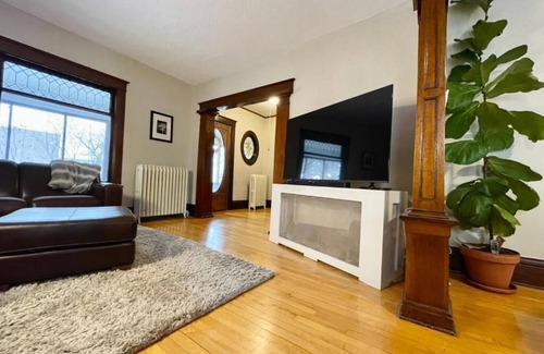 Longfellow Apartamento | Charming 2 Bedroom apartment with WiFi, AC, Parking in Central Minneapolis