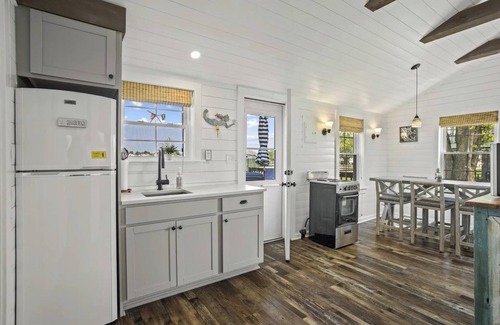 Saybrook Manor Casa | Charming 2-bedroom cottage short walk to beach located at Chalker Beach,