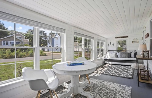 Saybrook Manor Casa | Charming 2-bedroom cottage short walk to beach located at Chalker Beach,