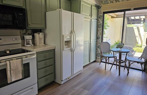 Palm Desert Condominio | Charming 2-bedroom condo with lake view. Light & airy. The Lakes Country Club.