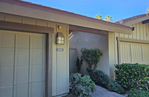 Palm Desert Condominio | Charming 2-bedroom condo with lake view. Light & airy. The Lakes Country Club.