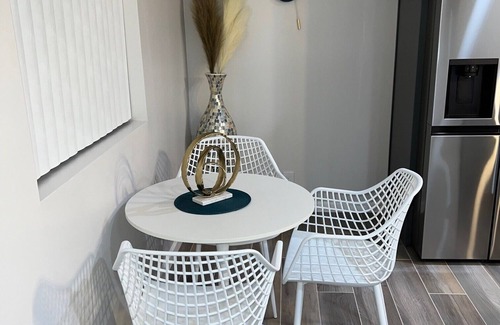 Lower Bal Casa | Charming 2-bedroom house in San Leandro with WiFi and AC