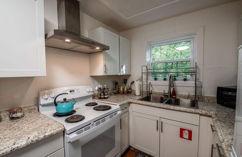 Sevierville Cabaña | Charming 2-bedroom cottage in marvelous Sevierville with WiFi, AC