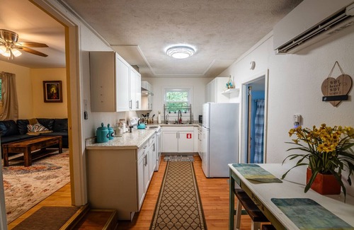 Sevierville Cabaña | Charming 2-bedroom cottage in marvelous Sevierville with WiFi, AC