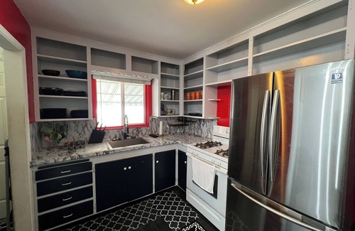 Sugar House Casa | Charming 2-bedroom house with WiFi, a hot tub and 30 min away from adventure.