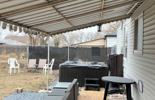 Sugar House Casa | Charming 2-bedroom house with WiFi, a hot tub and 30 min away from adventure.