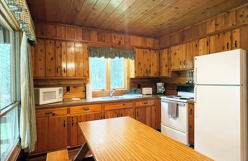 Reeders Cabina | Charming 2 Bedroom Cabin in the Poconos on Private Resort