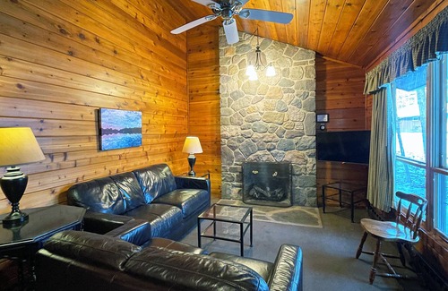 Reeders Cabina | Charming 2 Bedroom Cabin in the Poconos on Private Resort