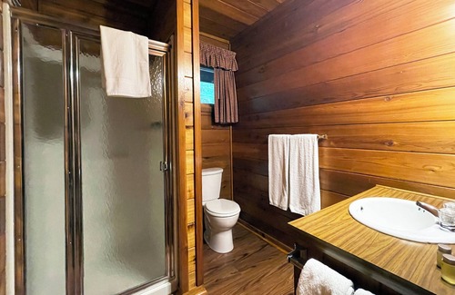 Reeders Cabina | Charming 2 Bedroom Cabin in the Poconos on Private Resort