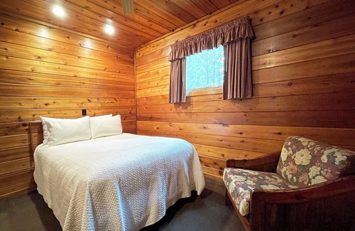Reeders Cabina | Charming 2 Bedroom Cabin in the Poconos on Private Resort