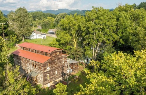 Weaverville Casa | Charming 2-bedroom house in pleasant Weaverville with AC