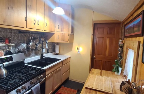 Heber Cabaña | Charming 2-bedroom Vintage 1921 Cottage w/ Mountain Views in lovely Heber City!