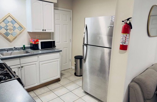 Newark Casa | Charming 2-bedroom with AC/heat and WiFi 6 mins from EWR 30 mins to NYC