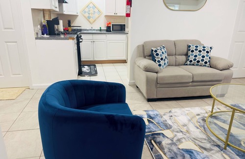 Newark Casa | Charming 2-bedroom with AC/heat and WiFi 6 mins from EWR 30 mins to NYC
