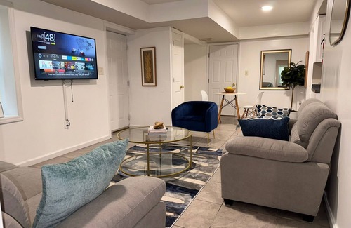 Newark Casa | Charming 2-bedroom with AC/heat and WiFi 6 mins from EWR 30 mins to NYC
