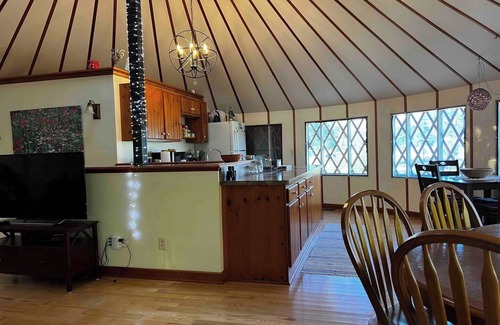 Benzonia Casa | Charming 2-bedroom Yurt with AC, WiFi in serene Benzonia