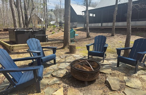 Rising Fawn Casa | Charming 2-BR 1BA with private hot tub near McLemore, Cloudland Canyon State Pk.
