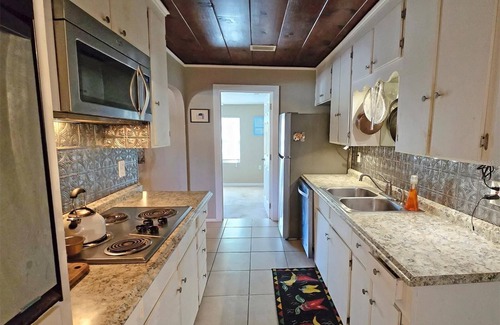 Southgate Casa | Charming 2 BR/2 B Bungalow on 1/3 acre with plenty of room for boat/RV parking