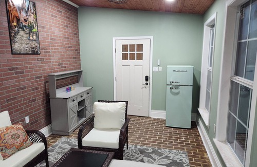 Saint Roch Cabaña | Charming 2-BR, 2-bath cottage w/ AC, Heat, WiFi and 5 min from French Quarter.