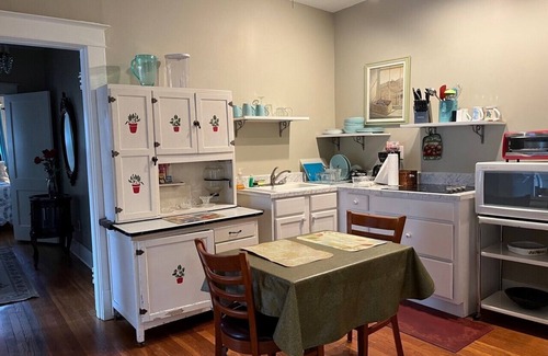 Central Gardens Apartamento | Charming 2-BR apt 4 min to hospital, free WiFi, in Memphis Midtown, free parking