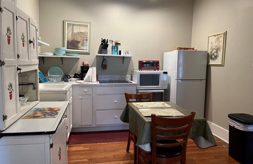 Central Gardens Apartamento | Charming 2-BR apt 4 min to hospital, free WiFi, in Memphis Midtown, free parking
