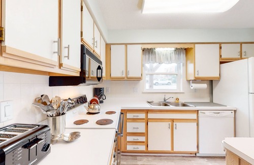 Kitty Hawk Condominio | Charming 2 BR Condo - Convenient location - Close to beach - Community pool - WD