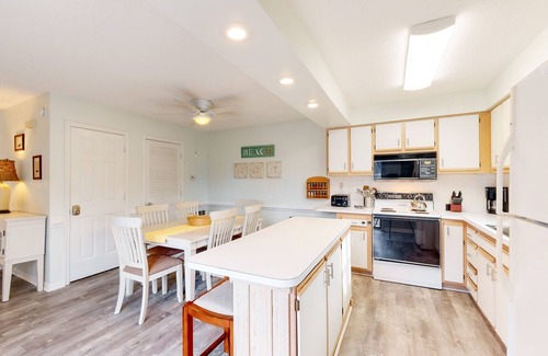 Kitty Hawk Condominio | Charming 2 BR Condo - Convenient location - Close to beach - Community pool - WD
