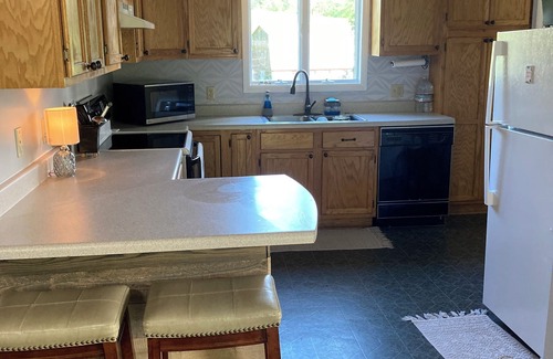 Old Town Cabaña | Charming 2-BR cottage in Galax with WiFi, AC. Close to Blue Ridge Parkway