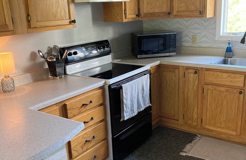 Old Town Cabaña | Charming 2-BR cottage in Galax with WiFi, AC. Close to Blue Ridge Parkway