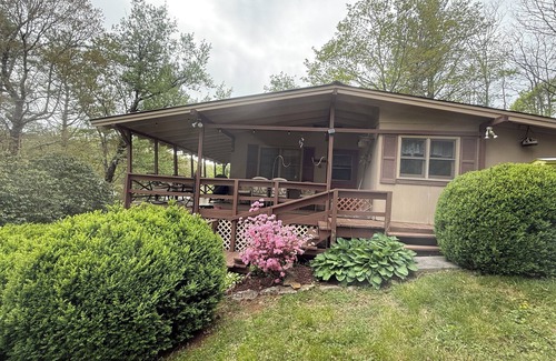 Newland Cabaña | Charming 2-BR Country Cottage--Very Convenient to Linville, Banner Elk, Newland.