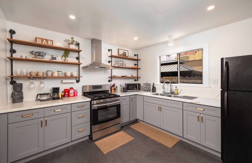 Belmont Shore Casa | Charming 2-BR Home 3-minute To Belmont Short - Free Parking/Wifi/Pet Friendly