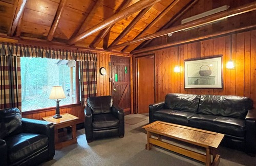 Reeders Cabina | Charming 2 BR Log Cabin in the Poconos