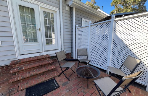 Greensboro Casa | Charming 2 BR townhome with office. Great central location near airport!