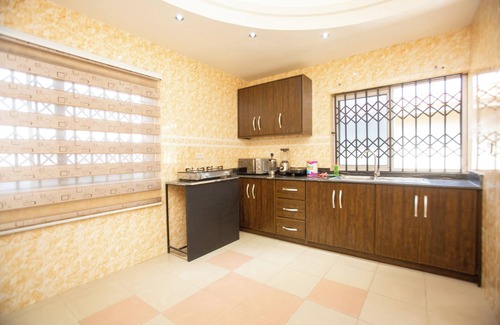 Weija Apartamento | Charming 2-bedroom apartment with AC, WiFi close to the lovely West Hills Mall.