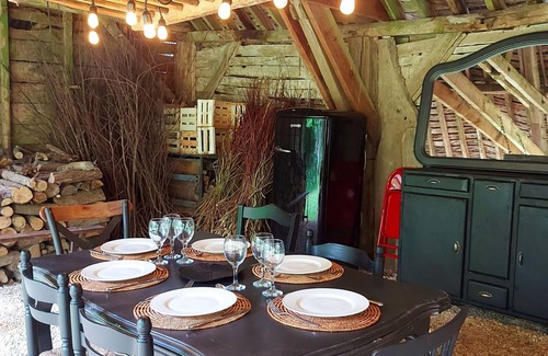 Montenay Cabaña | Acogedora casa rural en Montenay para 2 personas con jardín y comodidades compartidas