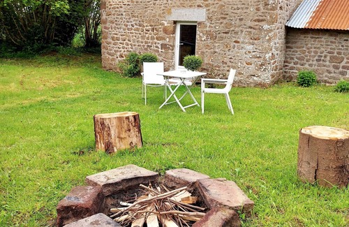Montenay Cabaña | Acogedora casa rural en Montenay para 2 personas con jardín y comodidades compartidas