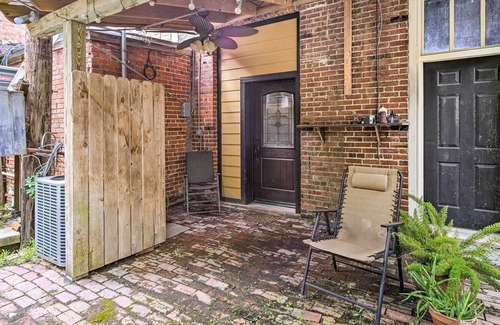 Welsh Apartamento | Charming 2-Story Apt - 26 Mi to Lake Charles!