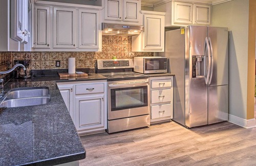 Welsh Apartamento | Charming 2-Story Apt - 26 Mi to Lake Charles!