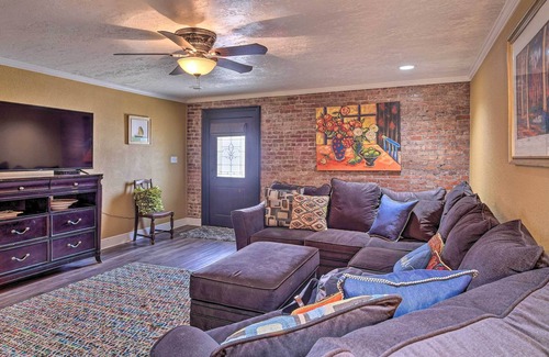 Welsh Apartamento | Charming 2-Story Apt - 26 Mi to Lake Charles!