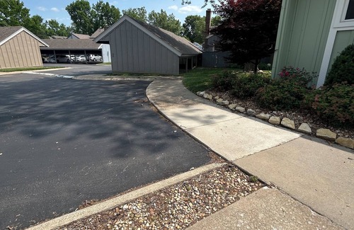 Lenexa Casa | Charming 2B/1Bth One Level TH -1 mile from I35-15 min. to Dntn KCMO.