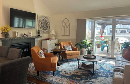 Lenexa Casa | Charming 2B/1Bth One Level TH -1 mile from I35-15 min. to Dntn KCMO.