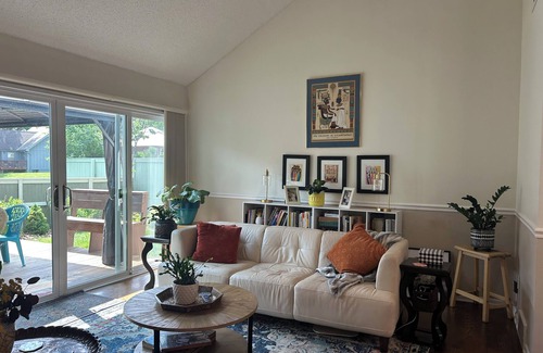 Lenexa Casa | Charming 2B/1Bth One Level TH -1 mile from I35-15 min. to Dntn KCMO.