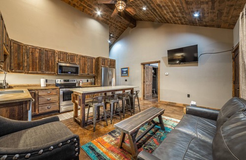 Coram Condominio | Charming 2bd/1ba MT Retreat- sleeps 6 – Just 7 Miles Away From GNP- #4-STAY HERE