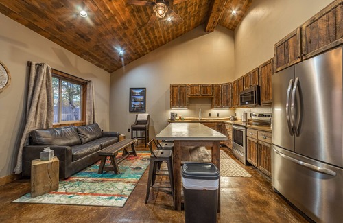 Coram Condominio | Charming 2bd/1ba MT Retreat- sleeps 6 – Just 7 Miles Away From GNP- #4-STAY HERE